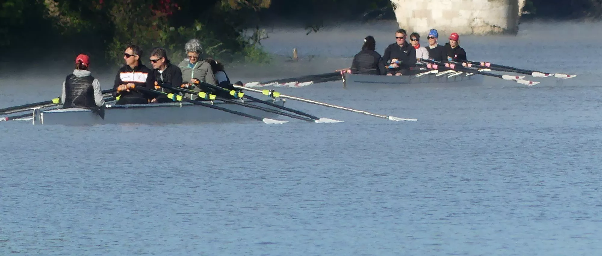 Deux yolettes en équipage sur le Tarn dans la brume du matin