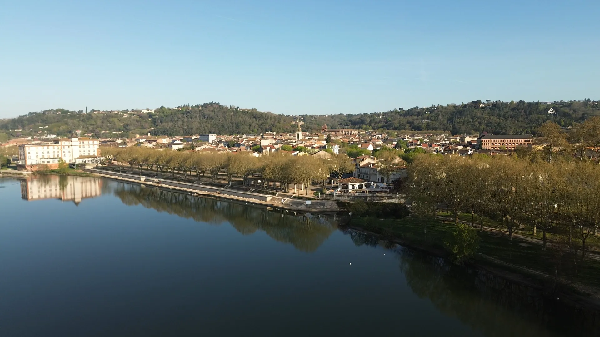 Moissac et le Tarn, vus depuis l'eau